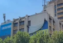 Hiqet flamuri i Ukrainës nga qendra e Prishtinës