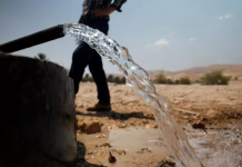 Një burim, dy realitete: Palestinezët pa ujë, kolonët në pishinë