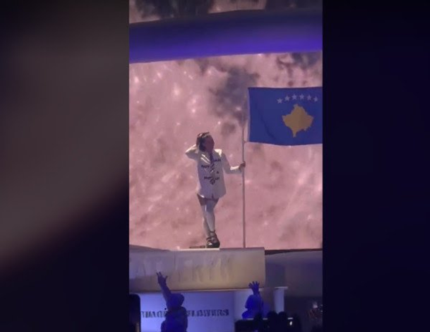 Katy Perry ngre flamurin e Kosovës në skenën e Sunny Hill  publiku shpërthen në ovacione
