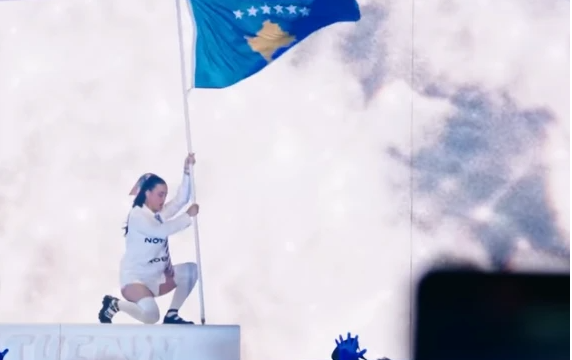 Katy Perry e magjishme në Sunny Hill Festival: Falënderime për Dua Lipa dhe fansat e Kosovës
