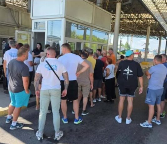 “Safe city” e bllokoi kufirin, autoritetet kufitare policore kërkah, qytetarët presin në temperatura përvëluese