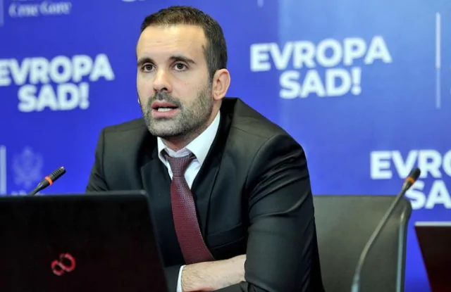 Kryeministri i Malit të Zi refuzon planin italian  Nuk pranon ngritjen e qendrave për migrantë