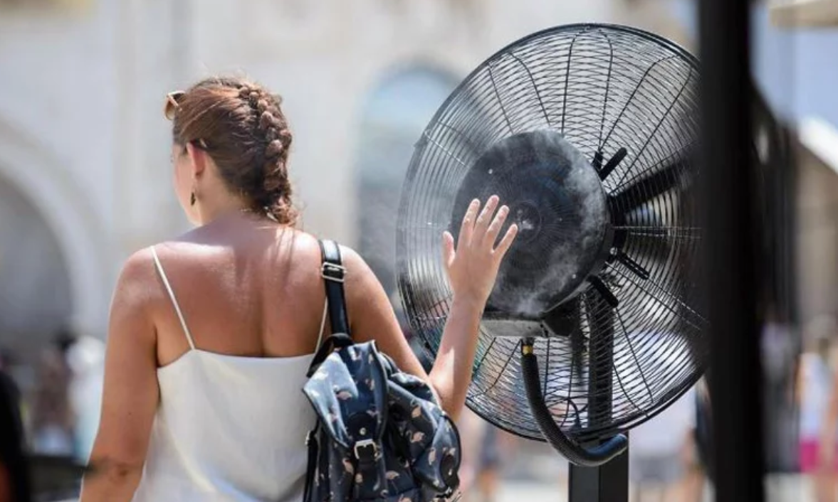 Temperaturat e nxehta mbizotërojnë: Rekomandimet e autoriteteve shëndetësore për të mbijetuar 