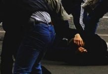 Përleshje me thikë para një lokali në Tetovë, plagosen 2 të rinjë