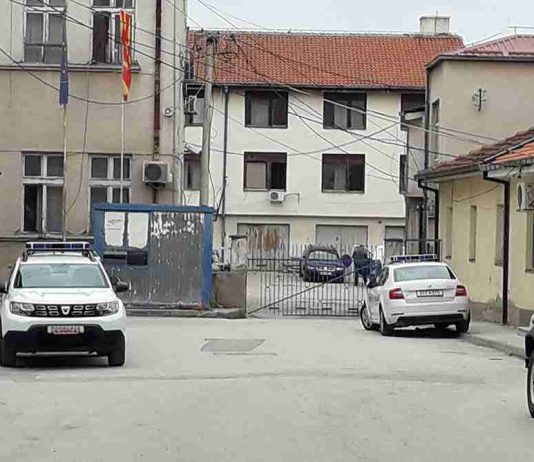 Padi ndaj dy kumanovarëve për simbolin e UÇK-së, por jo edhe për ata që shkruan: “Kosova është Serbi”