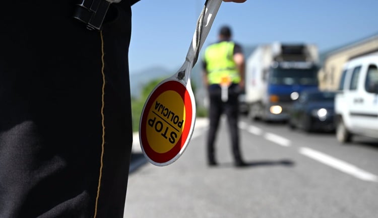 Polici voziste pa patentë dhe me shpejtë të madhe