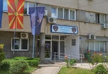 Nëna dhe 3 vajzat sulmohen me mjet të mprehtë