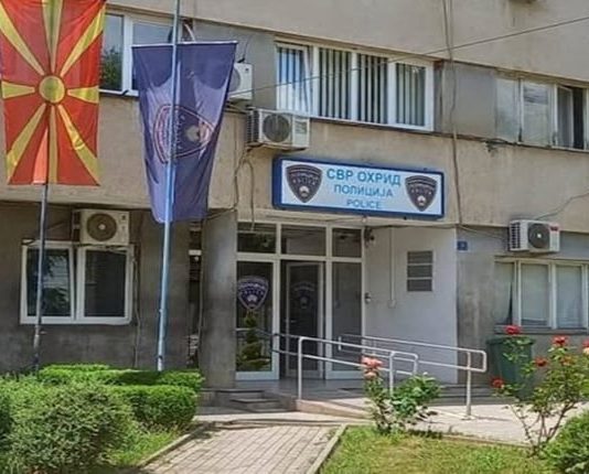 Nëna dhe 3 vajzat sulmohen me mjet të mprehtë