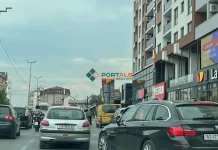 Kumanova e paralizuar nga kaosi në trafik: Kolona 30-minutëshe, semaforë të fikur dhe vetëm një merimangë (Video)