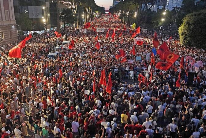 marshimi-neper-tirane-dhe-thirrjet-kunder-qeverise-protestuesit-mbyllin-diten-e-87-te-te-protestes-per-largimin-e-rames-neser-me-shume-video