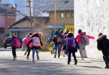 Tarifat shkollore po e rëndojnë përsëri buxhetin familjar: Prindërit presin ndihmë nga Qeveria