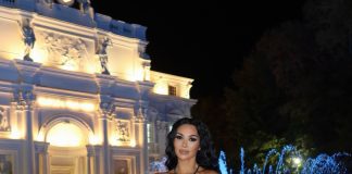 Soni shkëlqen në fustan të bardhë me të zezë, eleganca që bie menjëherë në sy