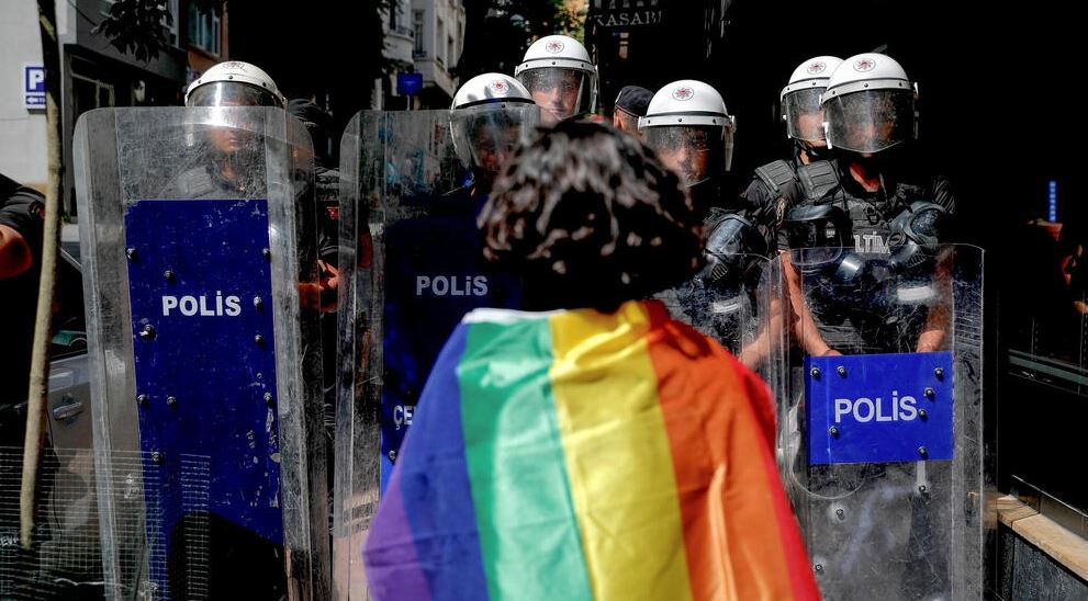 stambolll-policia-nderhyn-me-force-ndaj-pjesemarresve-ne-paraden-e-komunitetit-lgbtq