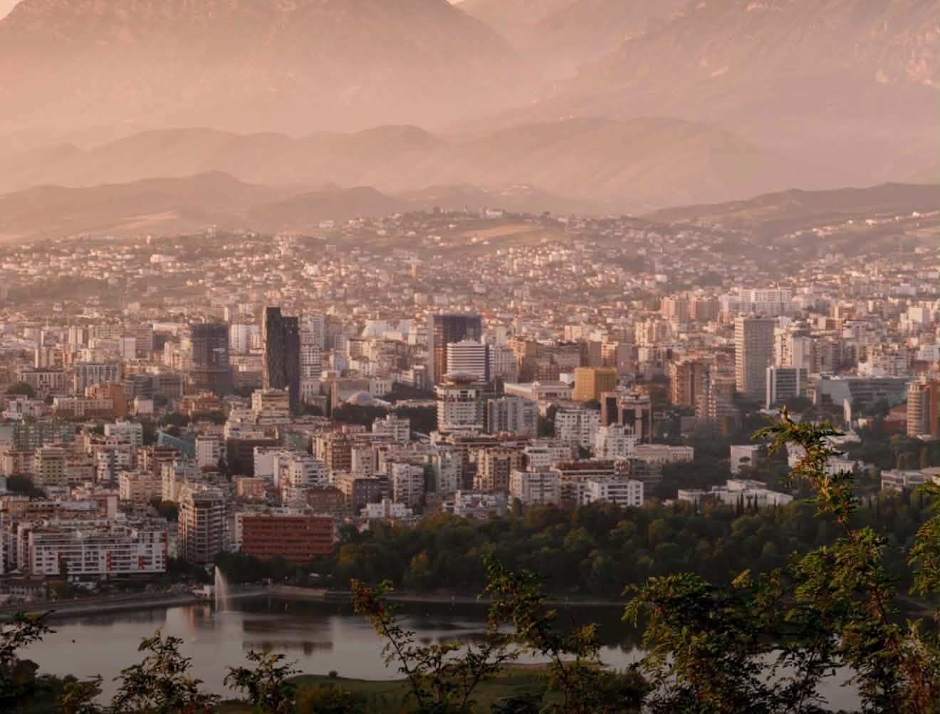 britaniket-tirana-pushton-evropen-qyteti-me-i-lire-per-turistet-dreke-8-€-birre-1-50-€-hotel-vetem-32-€