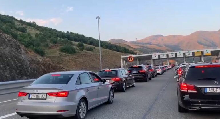 Mbi 25 mijë shqiptarë të Kosovës dhe 7 mijë mjete hyjnë në Shqipëri në vetëm tri orë