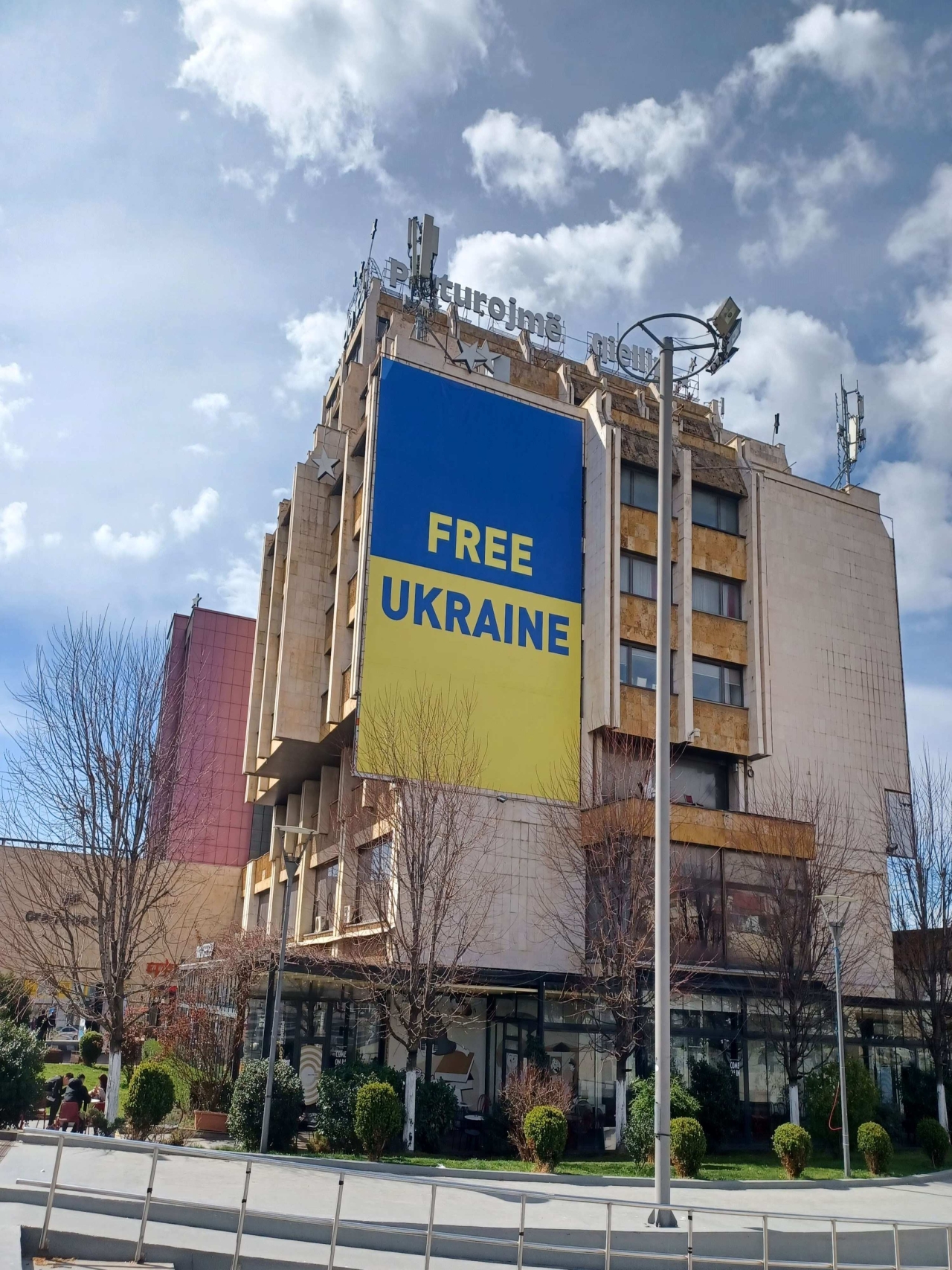 Hiqet flamuri i Ukrainës nga qendra e Prishtinës