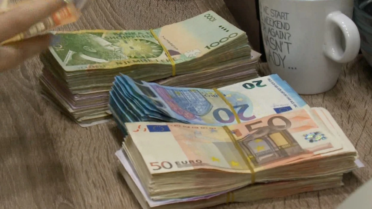 Frika nga rënia e Euros  shqiptarët i kthejnë kursimet në lek