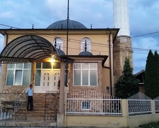 Xhamia e fshatit Llacë reagon për rastin e “xhenazes” me flamur kombëtar: “Do ta demaskojmë të pavërtetën, nuk luajmë lojën e grupit të Deçanit”