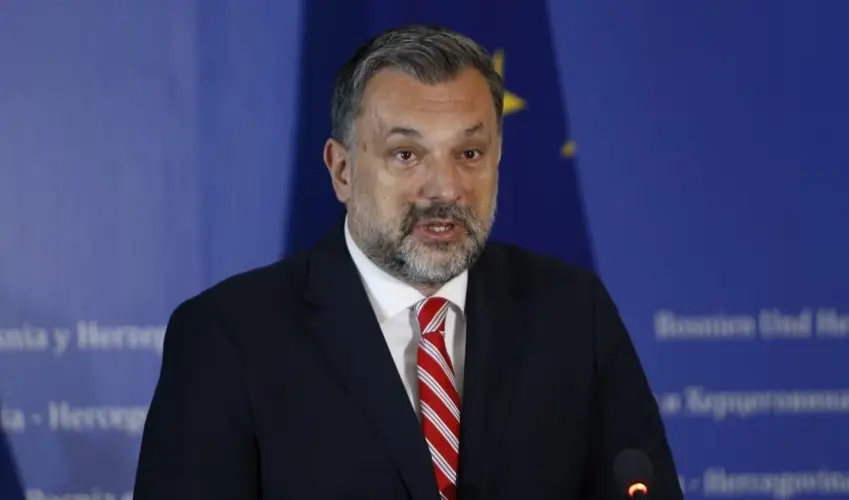 Sarajeva tërheq stafin e ambasadës nga Serbia pas varrimit të Mlladiçit me nderime shtetërore