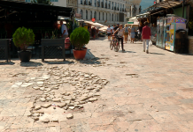 Turistët nuk mungojnë, por kalldrëmi i thyer dhe shitjet e dobëta shqetësojnë bizneset