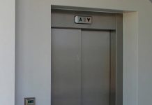 Hyn në ashensor, del pa para dhe pa telefon – 39-vjeçari nga Ladorishta akuzohet për grabitje
