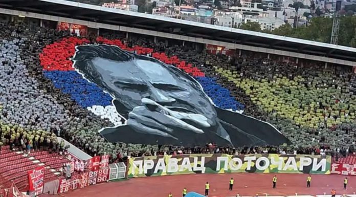 Skena të turpshme dhe skandaloze në derbin e Beogradit: Krahas figurës së kriminelit Mladiç, u shfaq mesazhi “Drejt Potoçarit”