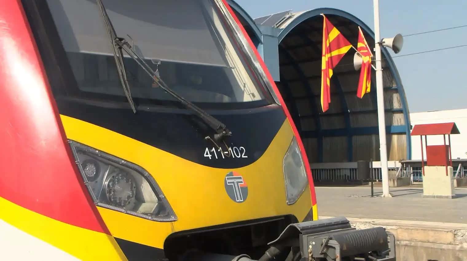 Treni urban mbetet i bllokuar para Lisiçes: Pasagjerët 40 minuta të ngujuar në shina për shkak të ndërprerjes së energjisë
