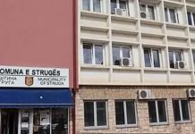 Përplasje politike në Strugë për mësuesit: Qyra flet për “të papërshtatshëm”, opozita për hakmarrje
