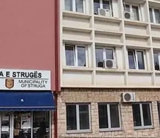 Përplasje politike në Strugë për mësuesit: Qyra flet për “të papërshtatshëm”, opozita për hakmarrje