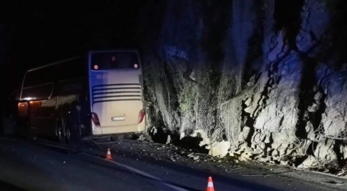 Autobus me 90 nxënës përplaset me shkëmbin në Mal të Zi