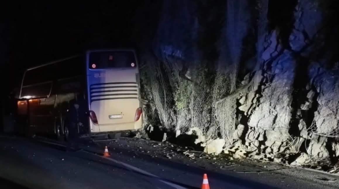 Autobus me 90 nxënës përplaset me shkëmbin në Mal të Zi