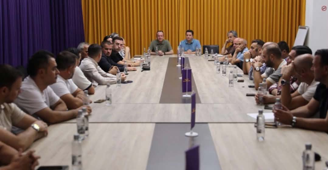 Bomba politike në Bërvenicë  ASH i jep mbështetje të plotë kandidatit të AKI së  Arkin Jahiut