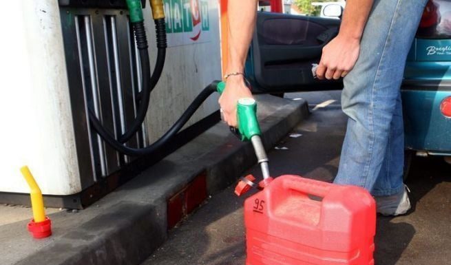 Karburanti i shtrenjtë në Greqi, shoferët kalojnë kufirin për të mbushur rezervuarët