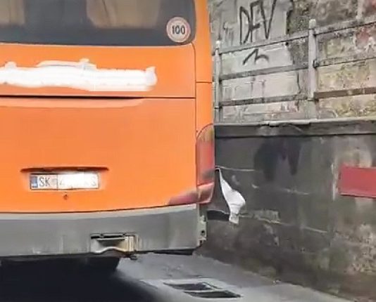 Përplasje e fortë në Maxhari: Autobusi përplaset me makinën, 63-vjeçarja përfundon në spital!