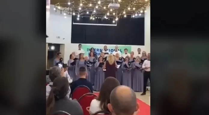Kori nga Beogradi provokon me këngë nacionaliste në Herceg Novi