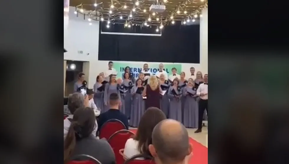 Kori nga Beogradi provokon me këngë nacionaliste në Herceg Novi