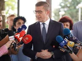 “Paskam qenë derr dhe do të më therte në shesh” – Mickoski përshkruan kërcënimet nga 39-vjeçari