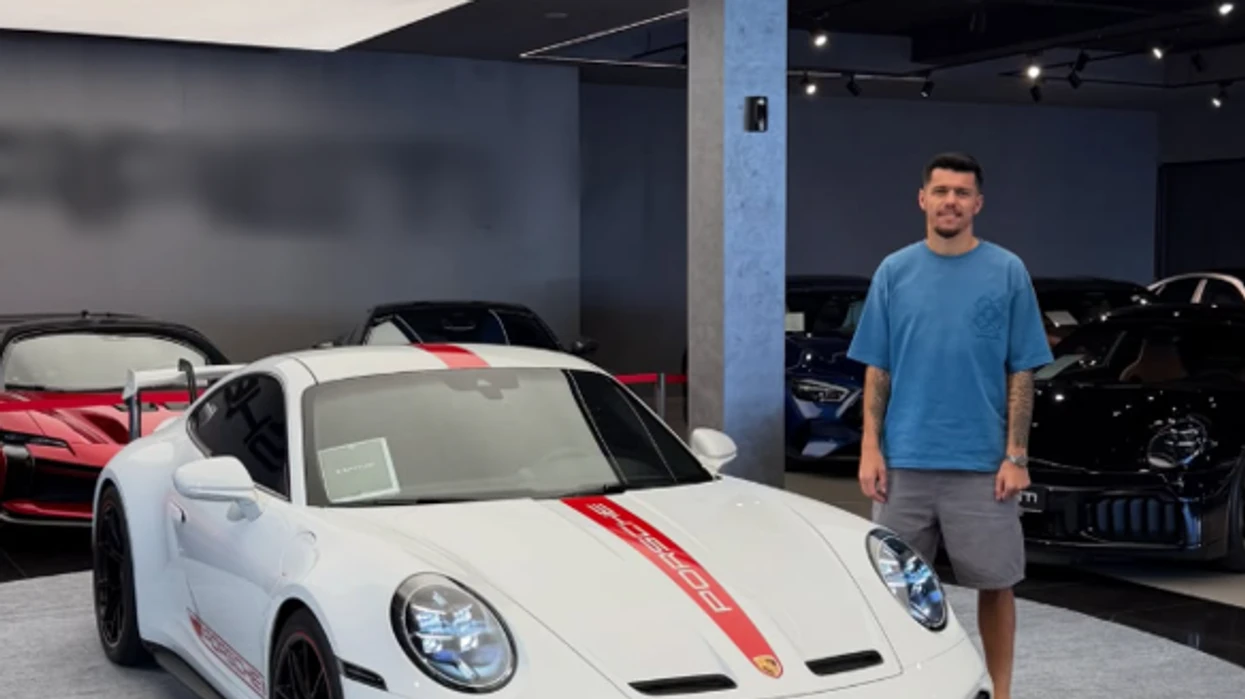 Qindra mijëra euro për veturën e re – Mirlind Daku shfaqet me Porsche luksoze
