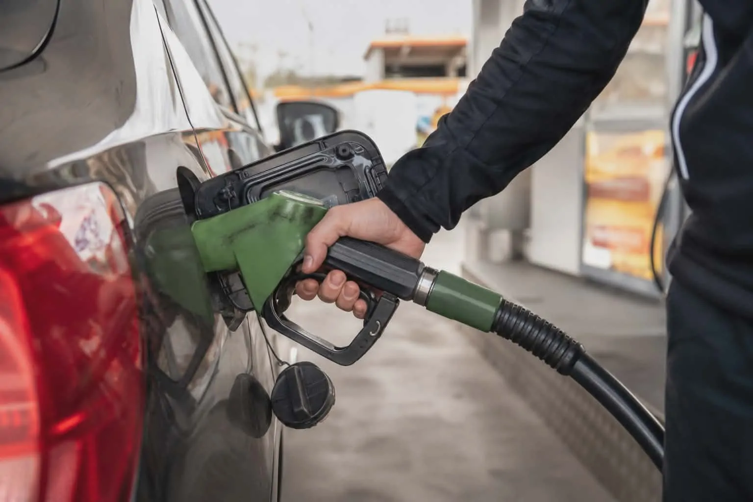 Ndryshimi i çmimeve të derivateve  Nafta shtrenjtohet ndjeshëm  bien benzina