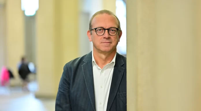 Një varrim i një krimineli të luftës si përgatitje për luftë