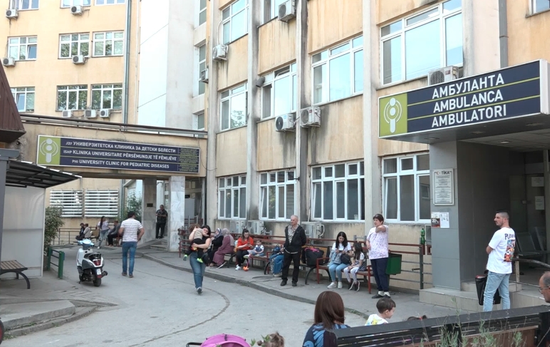 Pacientët presin deri në 6 muaj për operacion  mungojnë edhe mjekët