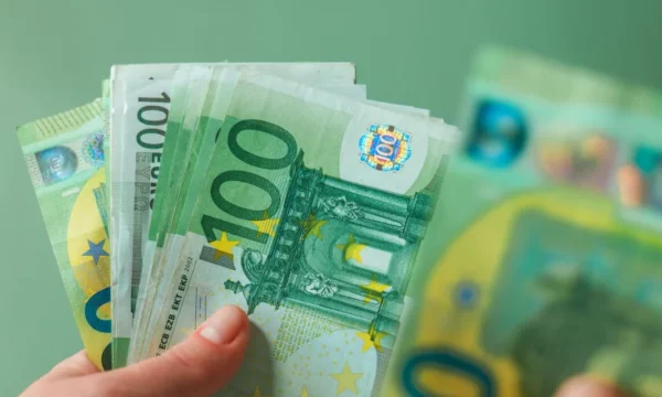 Mërgimtarët dërguan 692 milionë euro në Kosovë gjatë gjashtë muajve të parë të 2026 s