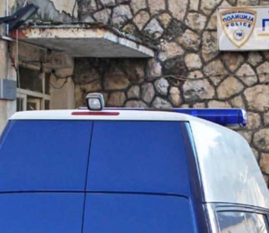 Trazirë në një familje në Strugë: 49-vjeçari sulmon babain dhe shkatërron orenditë, përfundon në pranga