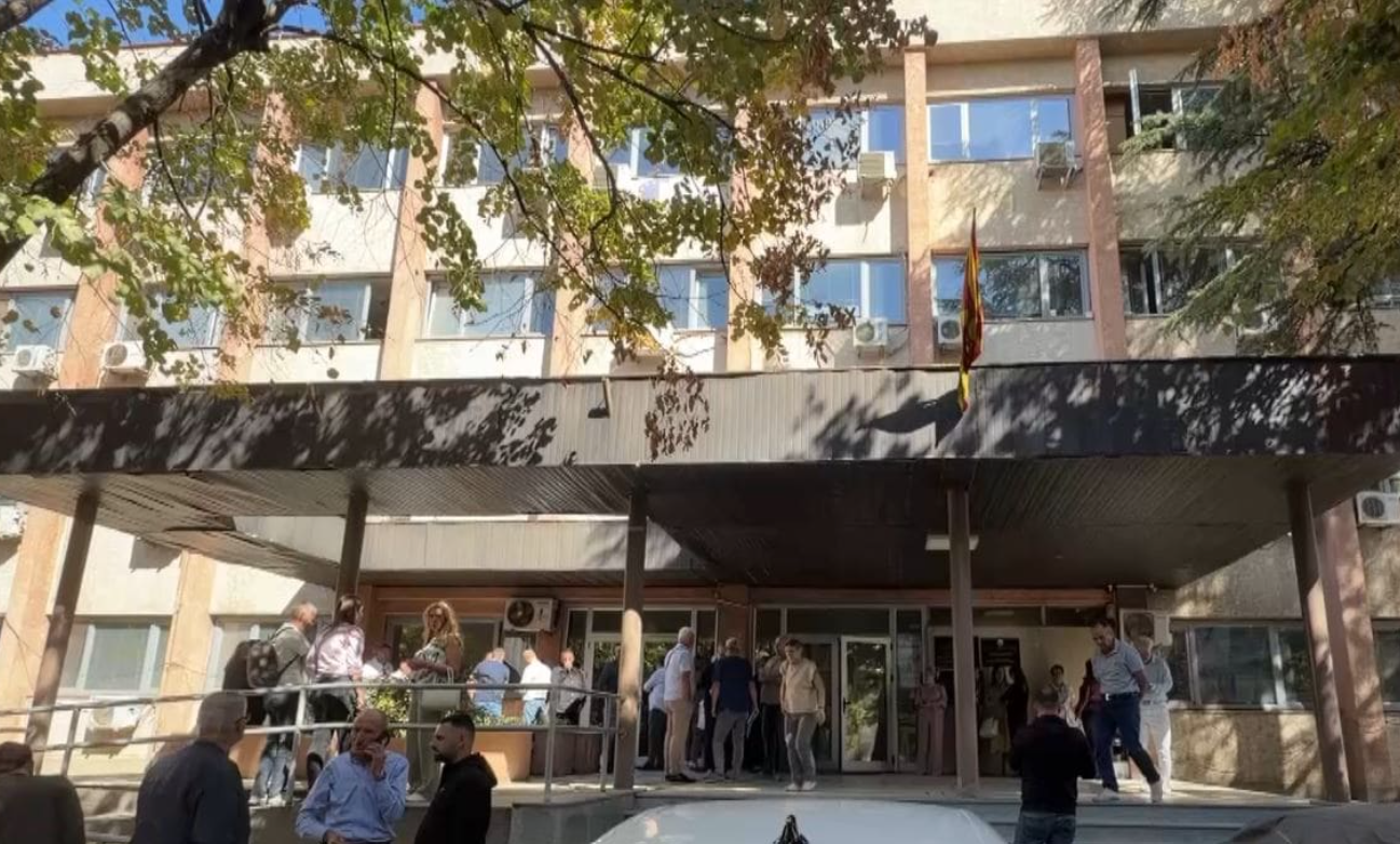 Protestë në Gjykatën e Kumanovës  75 të punësuar kërkojnë dorëheqjen e kryetares Manev