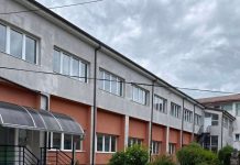 Mbyllja e shkollave në fshatrat e Strugës ndez përplasjet politike