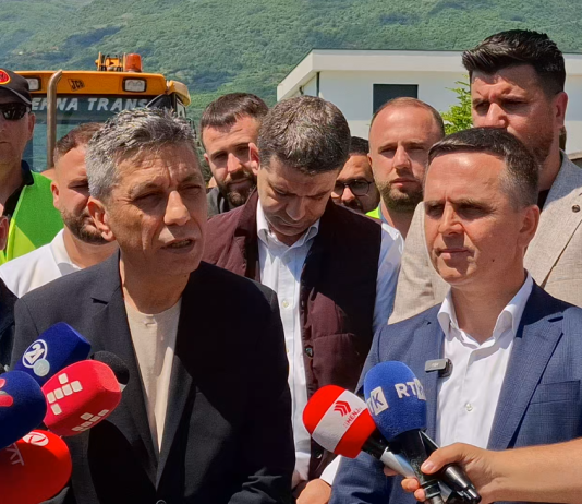 VLEN pa qëndrim për intonimin e himnit në shkollat e Gazi Babës, në zgjedhje paralajmëroi barazi për simbolet