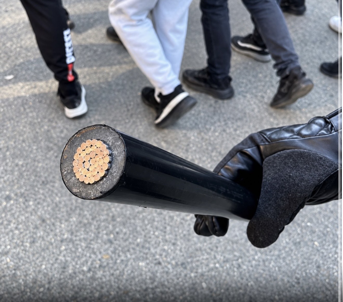 Policia nuk përdor shkop gome  por kabllo alumini 70 mm² mbi trupat e protestuesve 