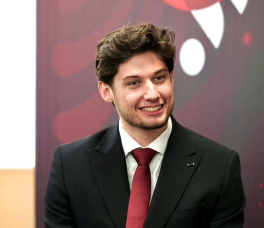 Ademi i reagon Dimitrievskit për jurisprudencën në shqip: Nuk e keni lexuar Kushtetutën e Maqedonisë