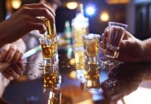 Alkool për të miturin, pastaj grushte para lokalit – telashe për pronarin në Dibër