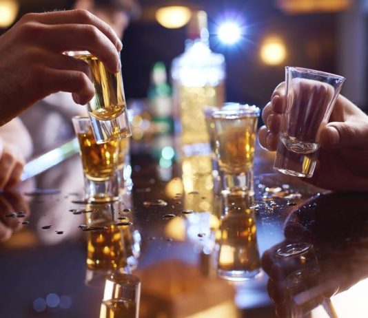 Alkool për të miturin, pastaj grushte para lokalit – telashe për pronarin në Dibër